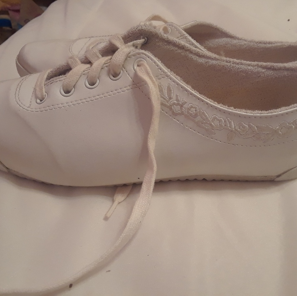 Cute white walking shoes size 8.5 but fits 8